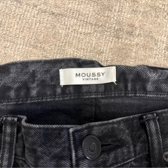 Moussy Vintage Low Waist button fly boyfriend Jean. - Picture 4 of 6